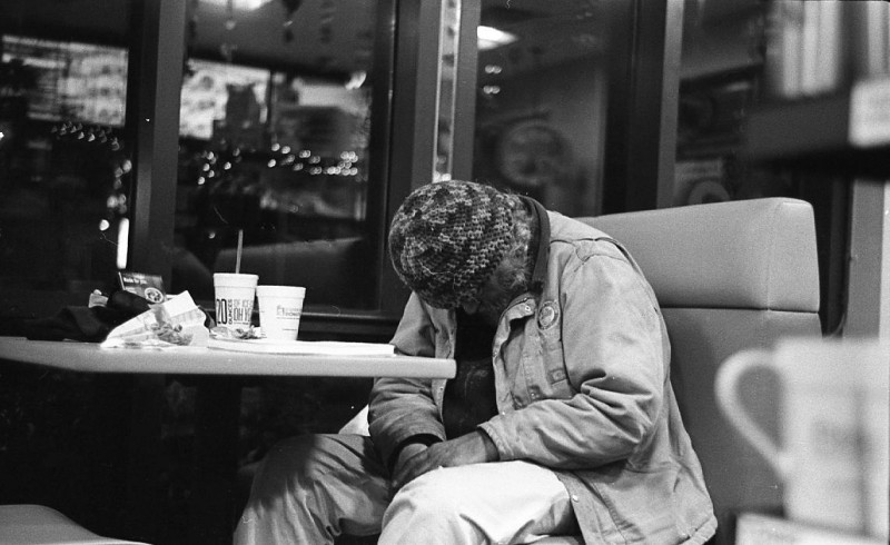Hajléktalan egy Dunkin' Donuts étteremben